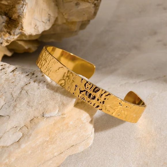 Elegant Gold Textured Bracelet - Picture 3 of 5